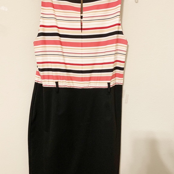 New York and Company (size XL) Sleeveless, Pleated, Ruffled Collar, Pencil Dress - Picture 3 of 13